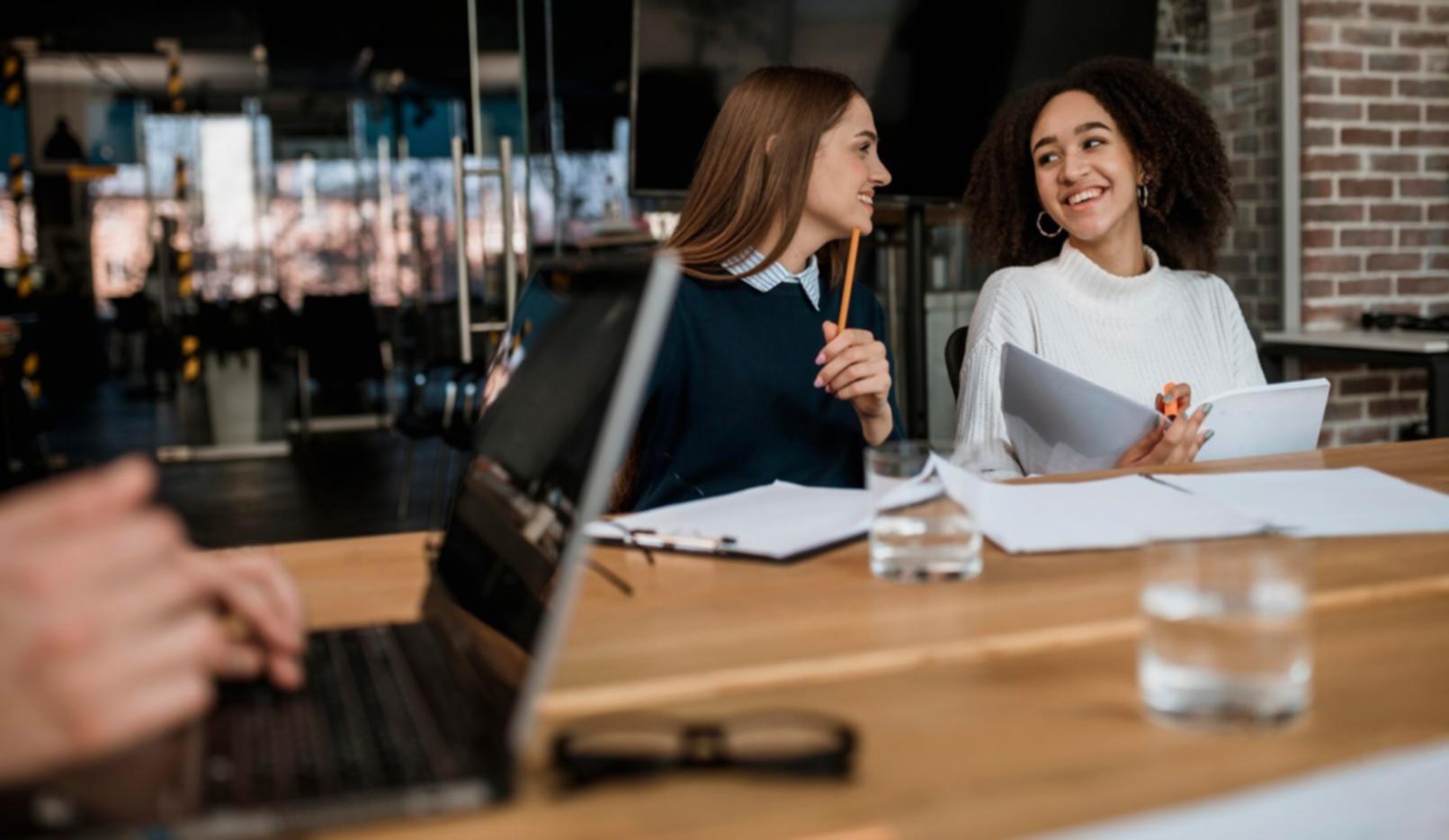 Konzentriertes Arbeiten im Home-Office mit Laptop und Unterlagen
