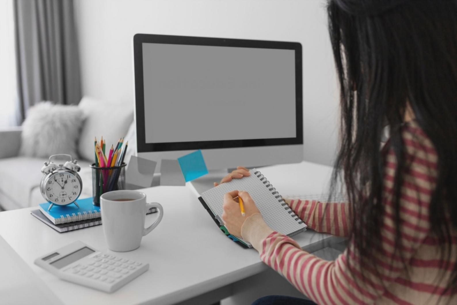 Modernes Büro mit Blick auf Berliner Stadtlandschaft während der Planung neuer Automatisierungslösungen